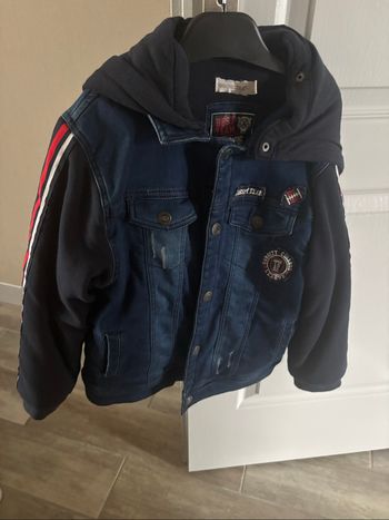 Veste à capuche à pressions taille 8 ans