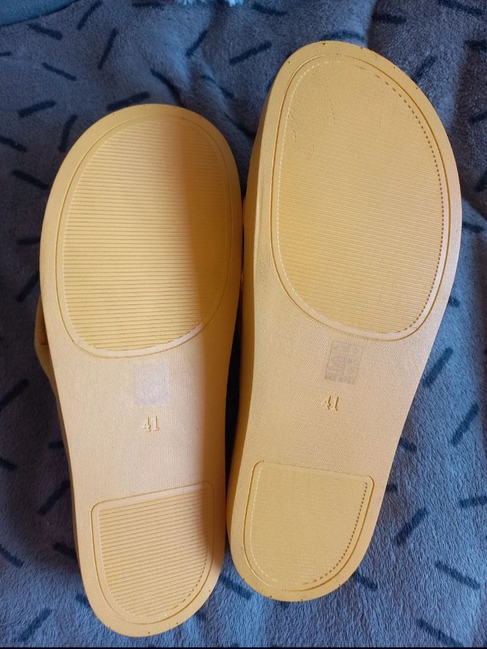 Claquette jaune - photo numéro 3