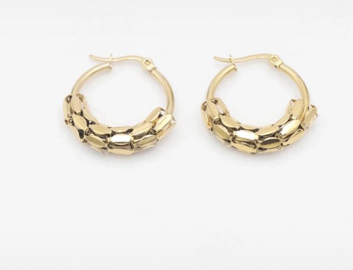 Une paire de boucles d’oreilles en acier inoxydable de très bonne qualités résiste à l’eau