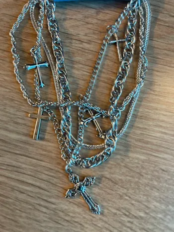 Collier multi-chaînes argenté avec pendentifs croix – Neuf (Claire’s)