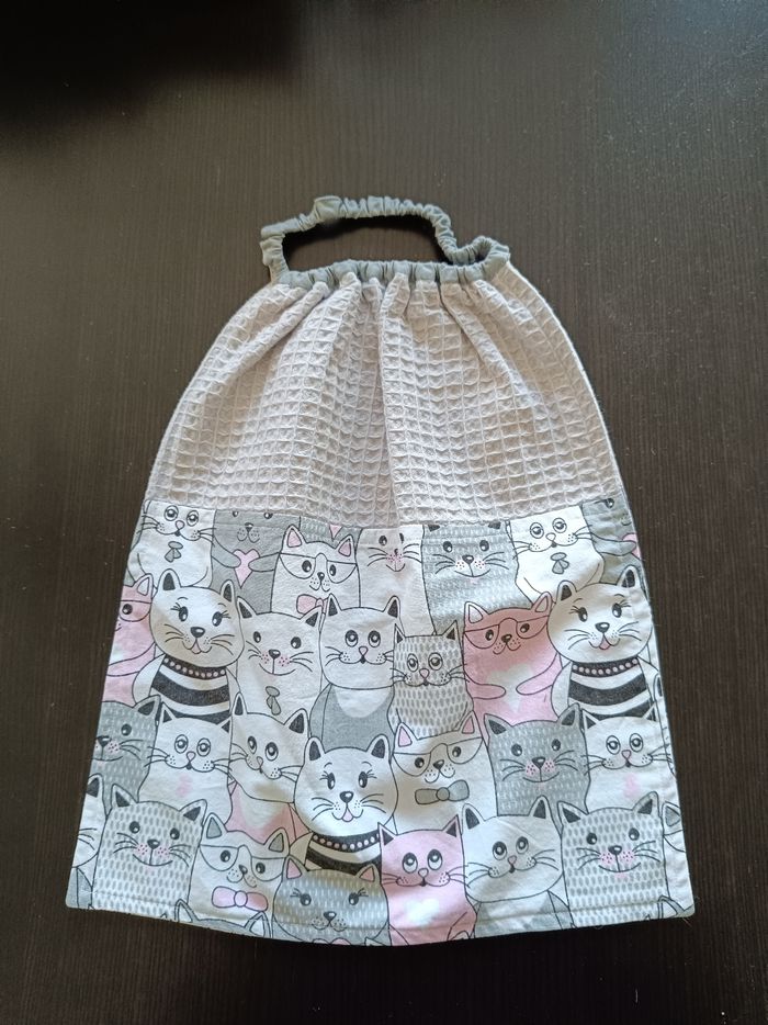Bavoir 29 x 33 cm chats rose et gris maternelle crèche nounou - avec élastique - réversible - neuf