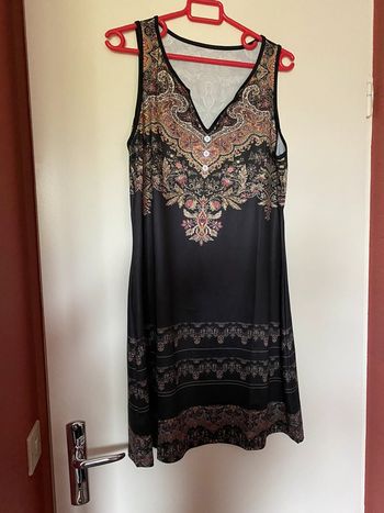 Très joli robe noir à motifs