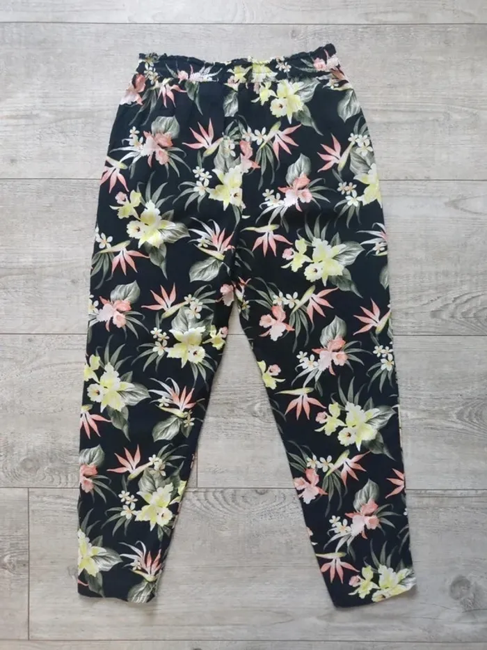 Pantalon sarouel noire motifs fleurs tropicales multicolores avec poches taille 40 H&M - photo numéro 2