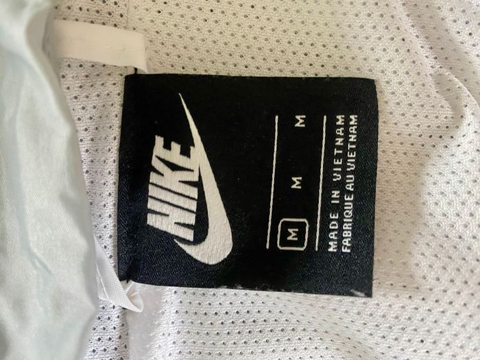 Veste sport imperméable NIKE taille M comme neuf. - photo numéro 4