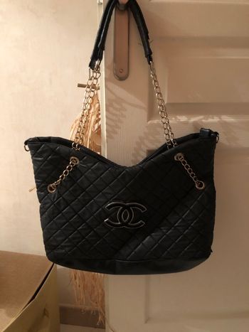 Sac noir fantaisie très bon état spacieux