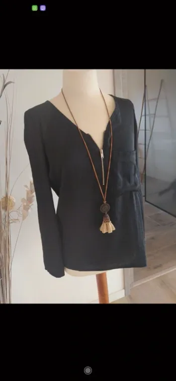 Blouse noir bershka S et collier