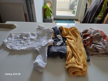 Lot de 2 pyjama  en 6 mois un1 pièce l'autre  2