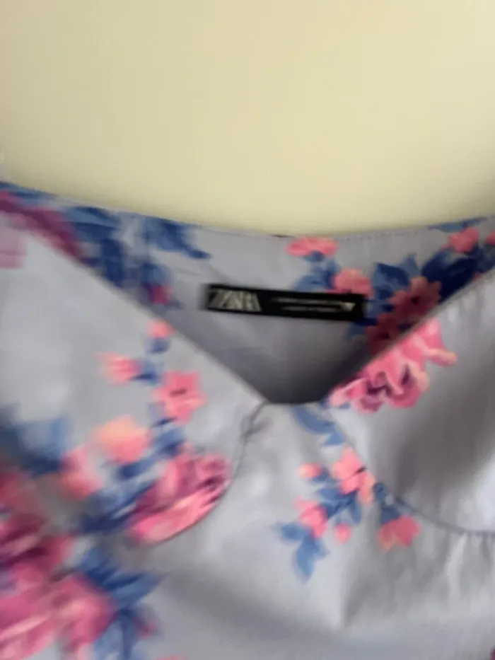 Robe Zara taille M bleu à fleurs rose 🌸 - photo numéro 3