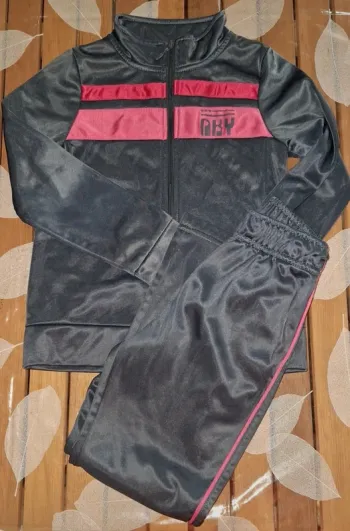 Jogging 2 pièces taille 6 ans en très bon état "nky"