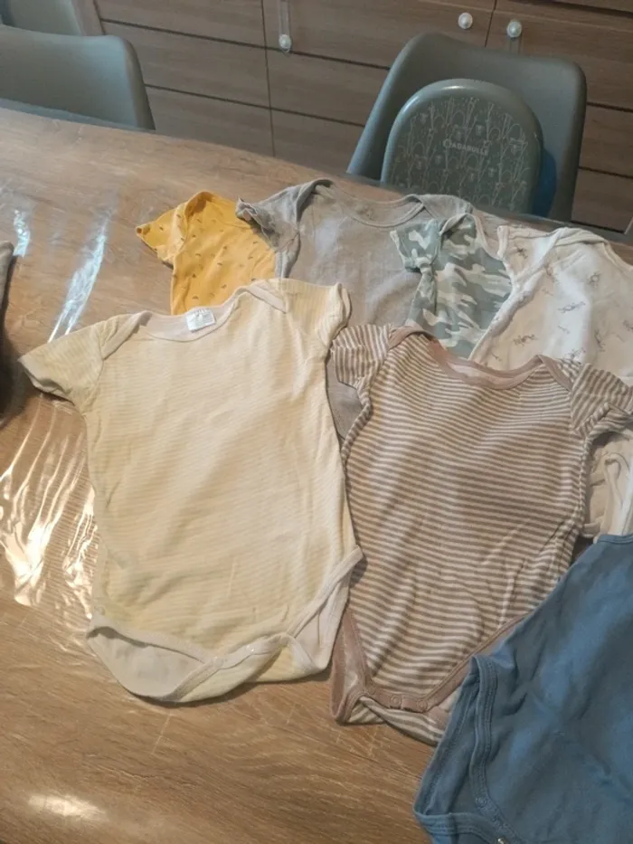 Lot de 9 bodies garçon tbe taille 24 mois - photo numéro 4