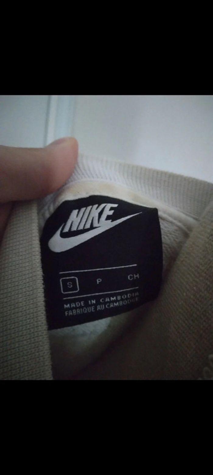 🌸Pull nike blanc et jaune🌸 - photo numéro 4