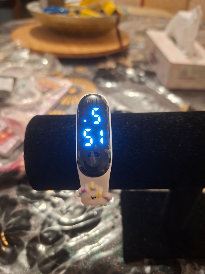 Montre licorne Électronique Tactile à LED pour Enfant neuf prix 2 euro 50