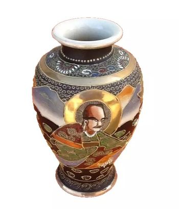 Années 1920 Vase  « Satsuma » Porcelaine polychrome à décor de personnages sur fond or