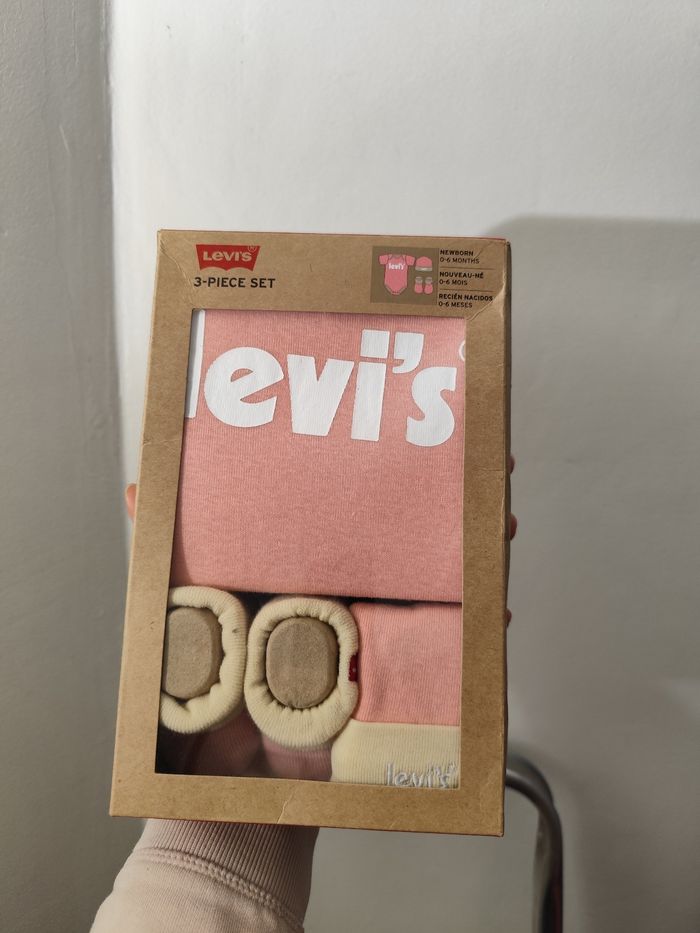 Ensemble bébé Levi's 0-6 mois – Neuf dans sa boîte – Cadeau idéal - photo numéro 5