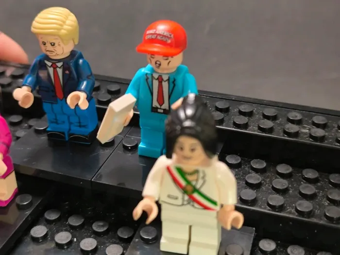 figurine type Lego Donald Trump et Claudia Sheinbaum - photo numéro 5