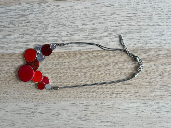 Collier rouge