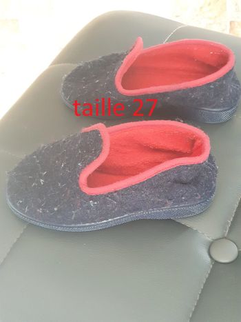 1 paire pantoufle taille 27 bleu et rouge enfant