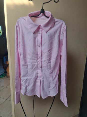 Chemise rose avec lignes blanches