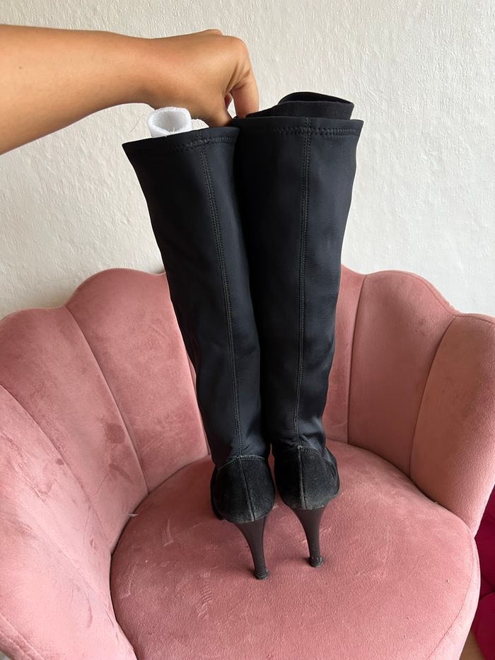 Bottes noires à talons fins, en très bon état. Coupe élégante avec eff - photo numéro 2