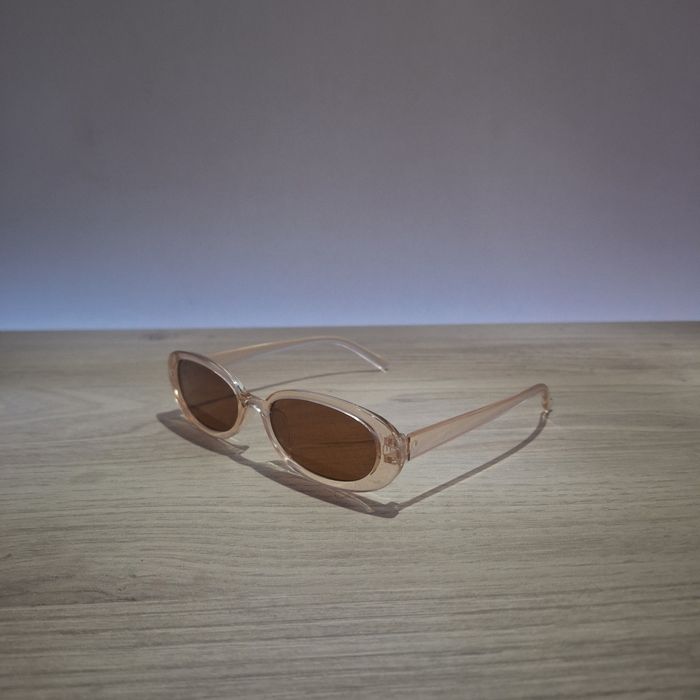 Lunettes de Soleil Ovales Beiges - Y2K Vintage 90s-2000s - Unisexe Sunglasses - Verres Teintés  Noirs - photo numéro 3