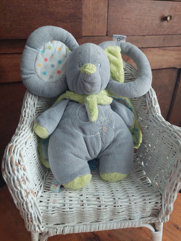 Doudou peluche éléphant cape verte Nounours