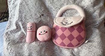 Sac à main avec articles de maquillage en peluche 