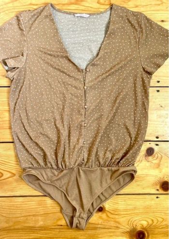 Body Camaieu camel à pois blancs, boutons recouverts