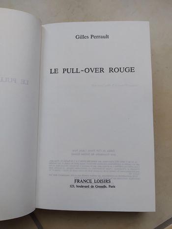 Livre Le Pull over rouge de Gilles Perrault