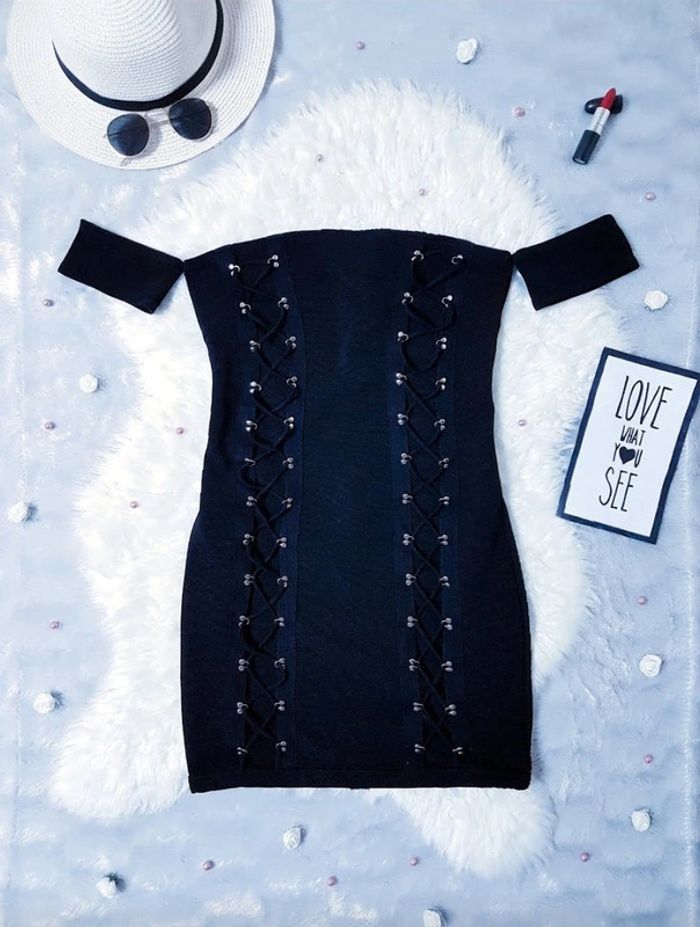 Petite robe noire moulante à épaules dénudées- T.S ou T.36 🖤