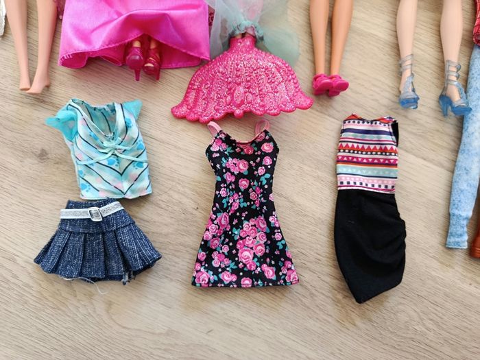 Lot de 5 barbies avec accessoires et vêtements - photo numéro 3