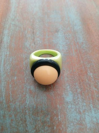 Bague neuve style rétro en acrylique