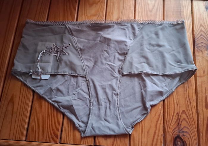 Superbe shorty First taille 4