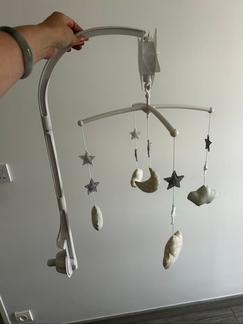 Mobile musical blanc et gris