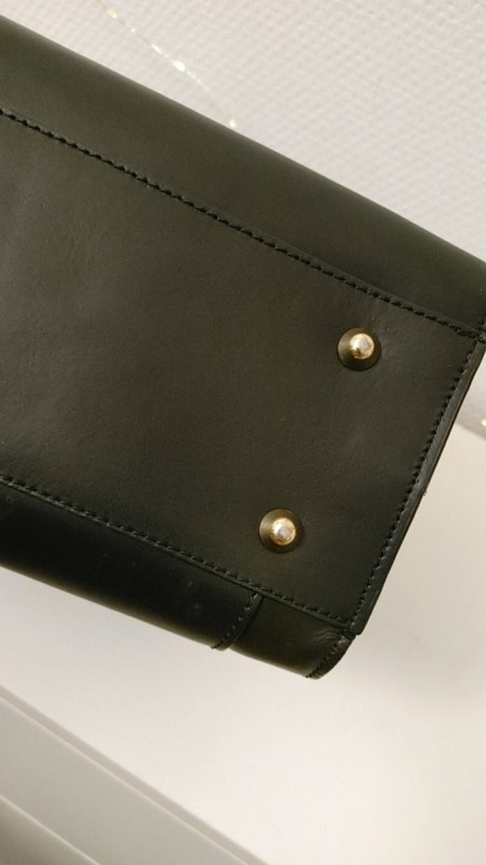 Sac à main rigide minimaliste en cuir et daim noir - photo numéro 10