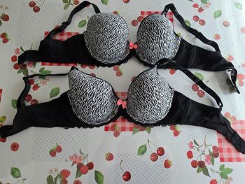 LOTS DE 2 SOUTIEN-GORGE NOIR/BLANC COMME NEUF 100D MARQUE TISSAIA