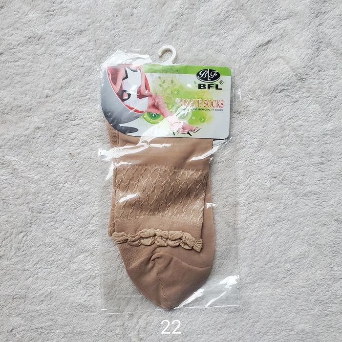 Une paire de chaussettes fines, neuves pour femme (3 + 1 offert dans tout le dressing)