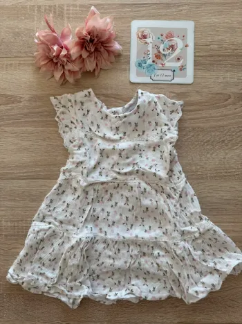 Robe blanche à motifs rose et vert 12 mois TBE