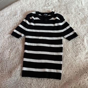 T-shirt à rayures noirs et blanches