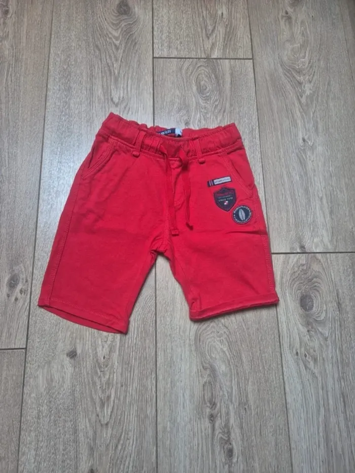Short slim okaidi rouge 3 ans en excellent état