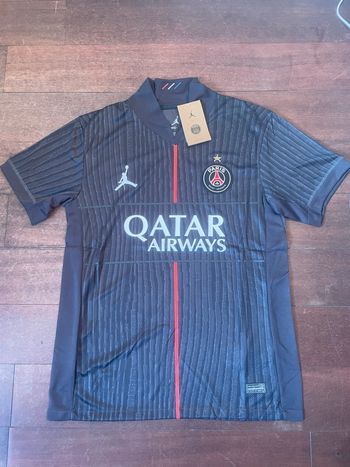 Maillot psg noir taille S neuf avec étiquette 