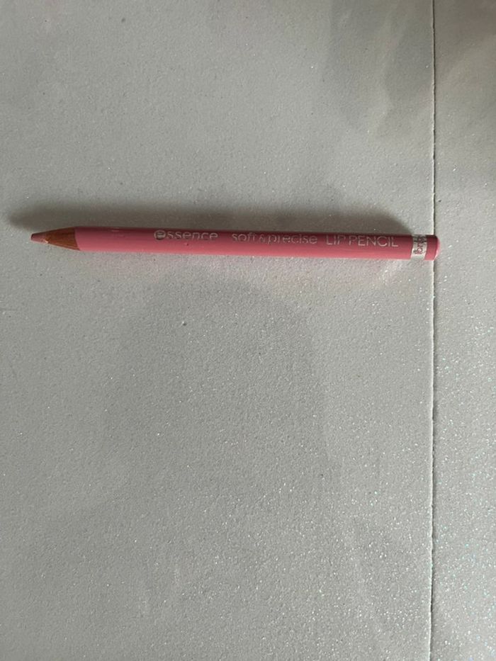 Crayon à lèvres, rose pâle essence - photo numéro 2