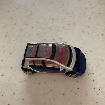 Figurine voiture kinder