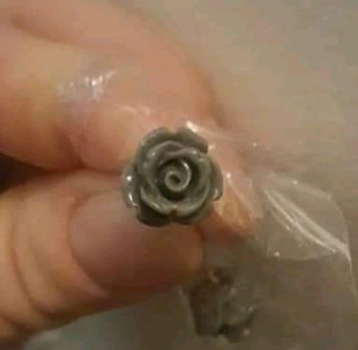 Boucle d oreille en forme de rose