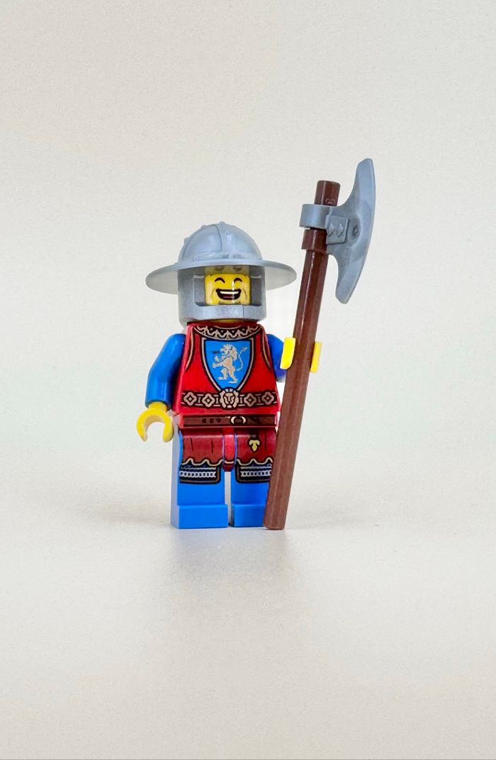 Lego Figurines Castle : Soldat Lion Knight, visage double expression, armé de sa longue hache - NEUF - photo numéro 2