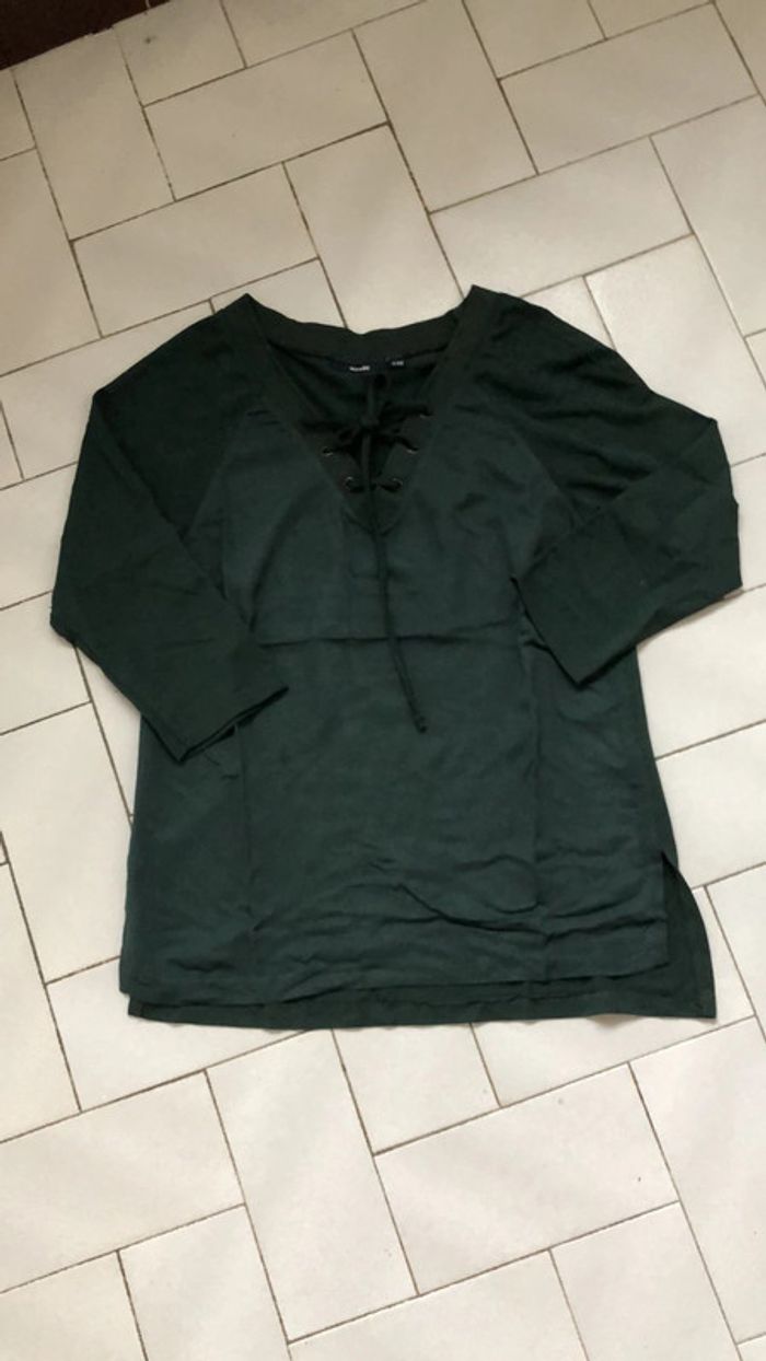 Top lacé manches trois quarts