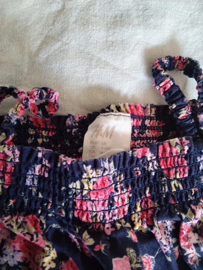Magnifique salopette fleurie 6 mois h&M - photo numéro 2