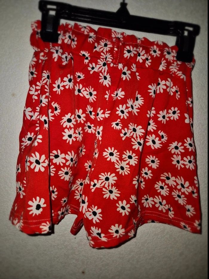 Short fillette rouge a fleur en excellente état Taille 8 ans