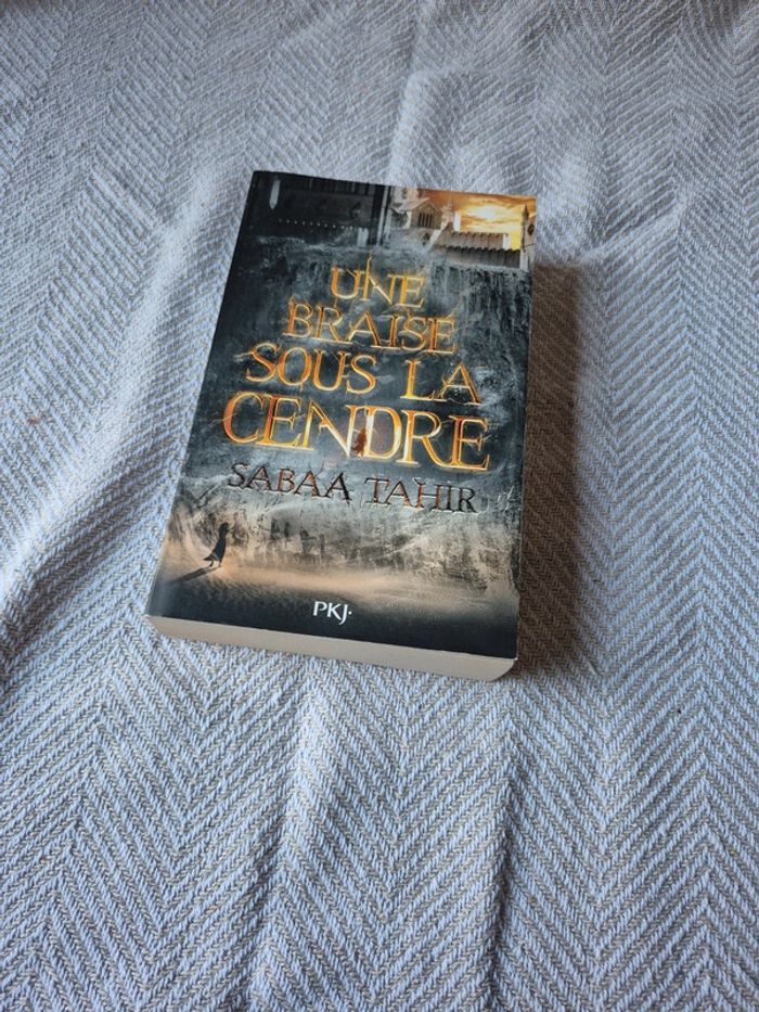 Une braise sous la cendre Sabaa Tahir - photo numéro 2