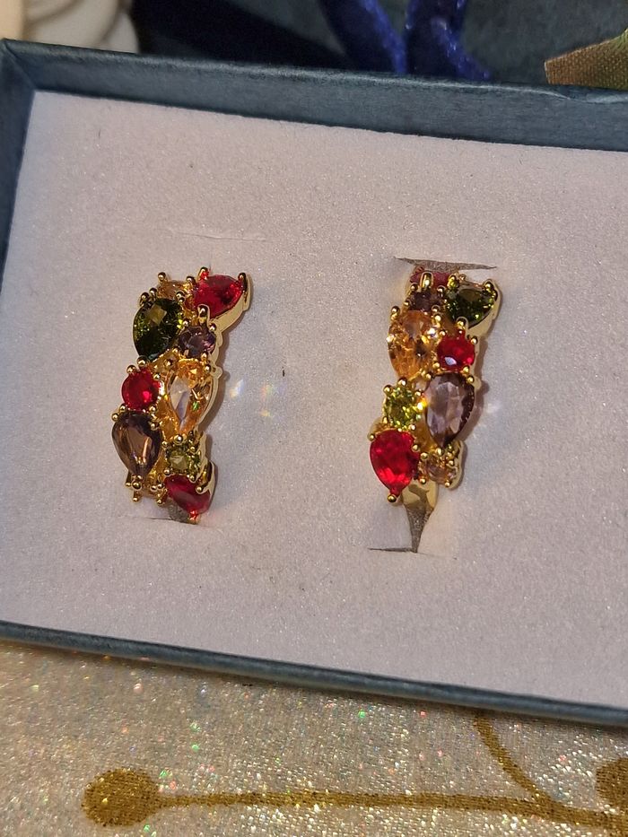 Adorables petites boucles d'oreilles incrustées cristaux - photo numéro 4