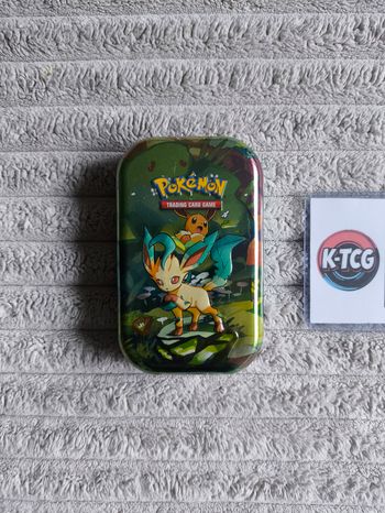 Mini Tin EV8.5 Évolutions Prismatiques – Phyllali : Mini boîte métallique Pokémon officielle avec Phyllali en vedette, de la série Écarlate & Violet